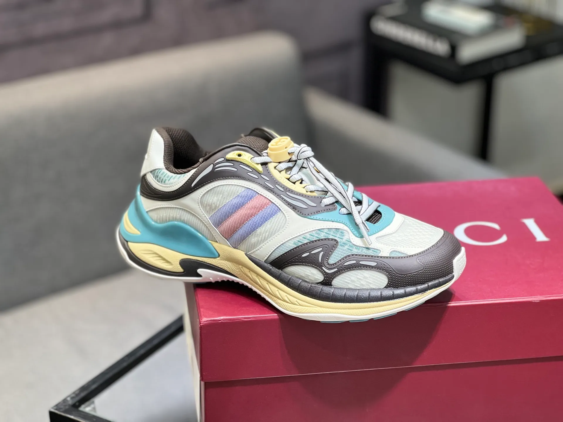 Men's Men's Shoes 💰900 Gucci Gucci 2.0 Sports Shoes Couple's Style Retro Casual Shoes Running Shoes Original Purchase, Development, Production Gucci 2.0 Sports Shoes reinterpret the brand's iconic striped webbing elements. This sneaker reinterprets the iconic details, using thick EVA soles with a smart silhouette, bringing a stable and comfortable wearing experience. Exquisite packaging at the delivery counter. Fabric: original imported cowhide + technical fabrics. Lining: original imported breathable mesh. Sole: original molded ultra-light foam rubber. Bottom thickness: 4CM. Size: 35-40 for women / 39-45 for men.